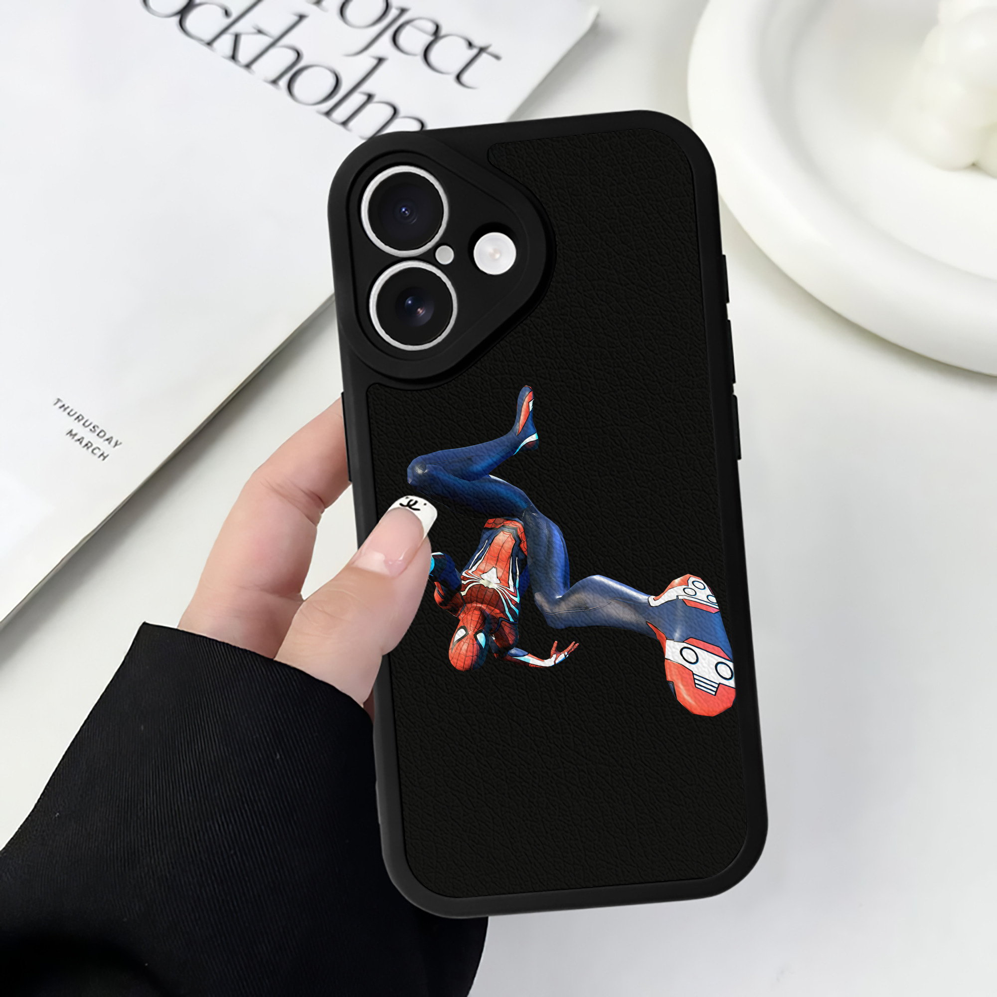 （画像用） Spider Man スパイダーマン 【iPhone 16シリーズ対応】シリコンスマホケース（レザー調） 材質：シリコン